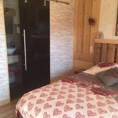 Bed and Breakfast La Gravinette Cruet Экстерьер фото